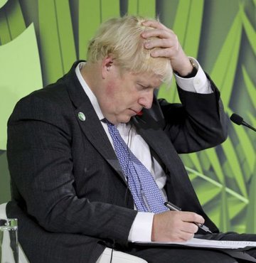 İngiltere’de dün istifa ettiğini duyuran 4 kıdemli üyenin ardından bugün Başbakan Boris Johnson’ın Politika Danışmanı Elena Narozanski de görevinden istifa etti.