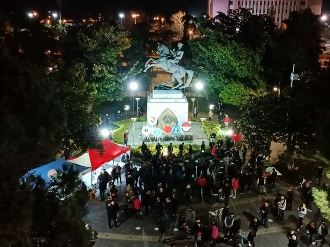 İlkadım ve Atakum belediyeleri de çadır kurarak nöbetteki vatandaşlara çay ve Regaip Kandili dolayısıyla kandil simidi ikram etti.