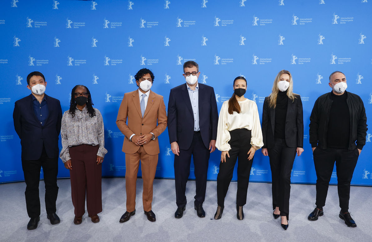 72’nci Berlin Uluslararası Film Festivali'nin Uluslararası Jüri Üyeleri (soldan-sağa) Ryusuke Hamaguchi, Tsitsi Dangarembga, jüri başkanı M. Night Shyamalan, Said Ben Said, Anne Zohra Berrached, Connie Nielsen ve Karim Ainouz