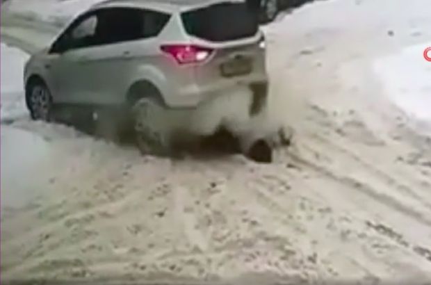 Rusya'da bir sürücü yaşlı kadının üzerinden defalarca geçti!