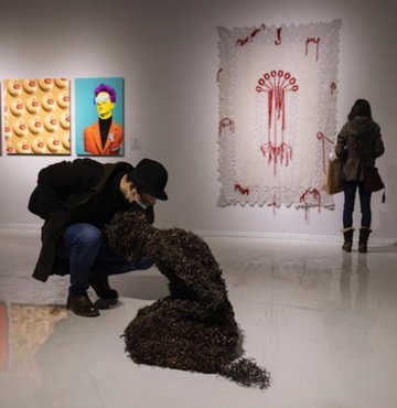 Taksim Sanat’ın 2022’deki ilk sergisi ‘Farazi’, ziyaretçilerine kapılarını açtı. Bağımsız 17 sanatçının resim, heykel, seramik, dokuma, video art, dijital art, ses ve eser enstalasyonlarından oluşan seçkiler, 10 Mart’a kadar ücretsiz ziyaret edilebilecek