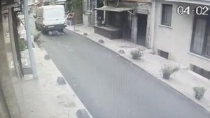 70 yaşındaki kadın geri manevra yapan minibüsün altında kaldı