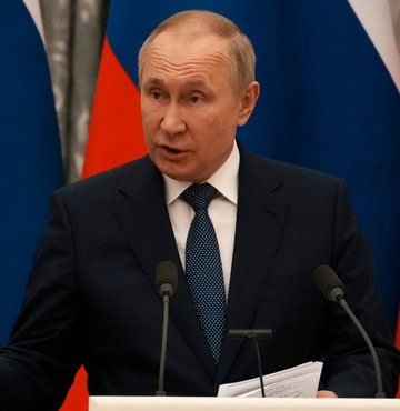 Rusya Devlet Başkanı Putin, Belarus lideri ile görüşmesi sonrası basın toplantısında önemli açıklamalarda bulunuyor. Konuşmada Ukrayna krizine değinen Putin 
