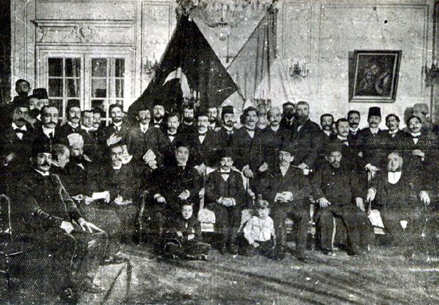 Bu fotoğrafın Fransız hukukçu, tarihçi, siyasetçi ve Akademi üyesi Antonin Lefevre-Pontalis’in Paris’teki evinde 4 Şubat 1902’de yapılan Birinci Jöntürk Kongresi’ne ait olduğu söylenir.