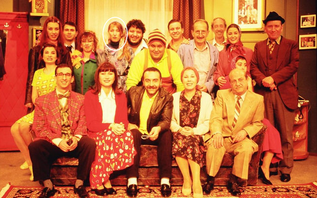 1995-2007 yılları arasında yayınlanan ve bir döneme damga vuran 'Bir Demet Tiyatro'da, Demet Akbağ, Yılmaz Erdoğan, Zerrin Sümer, Erdal Tosun, Olgun Şimşek, Altan Erkekli ve Sinan Bengier gibi usta oyuncular rol almıştı.