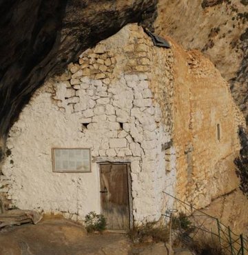 Tunuslu ressam ve heykeltıraş Ammar Belgis, terk edilmiş bir mağarayı çeşitli sanat eserleriyle süsledi