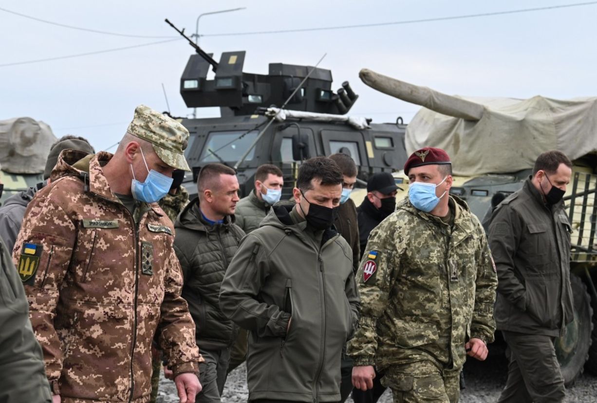 Ukrayna Devlet Başkanı Volodimir Zelenskiy, g&uuml;neydeki cephe hattını ziyaret etti.