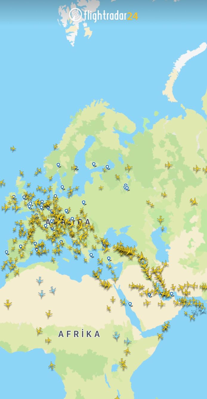 Çok sayıda ülkenin hava sahasını Rus uçaklarına kapatmasının ardından hava trafiği Flightradar24.com internet sitesinde böyle görüntülendi