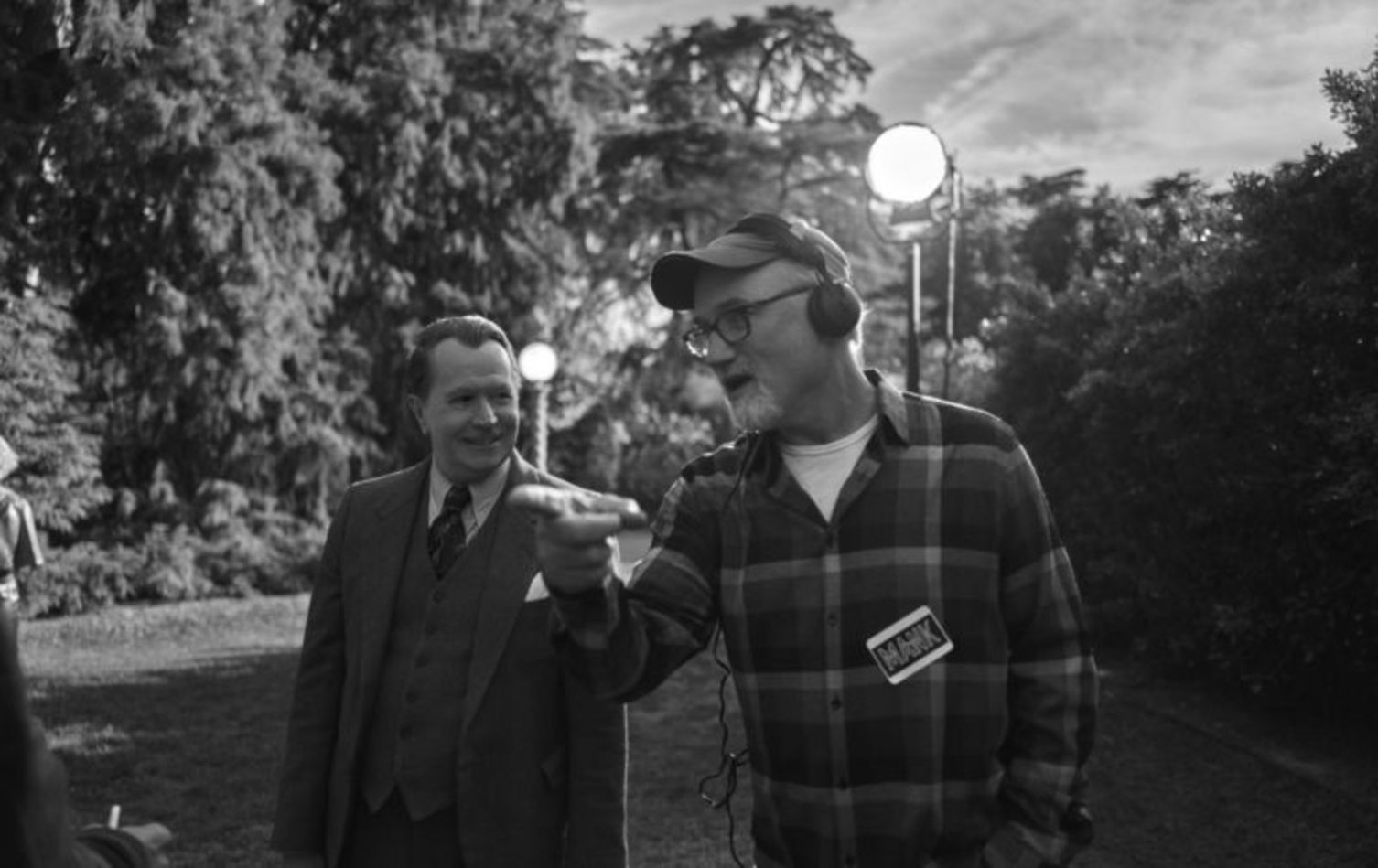David Fincher (sağda) 'Mank' filminin setinde Gay Oldman'la...