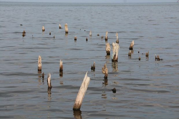 Van Gölü’nde sular çekildi! 60 yıllık iskele gün yüzüne çıktı