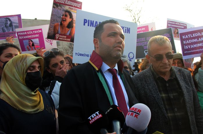 Pınar Gültekin'in annesi Şefika Gültekin, babası Sıddık Gültekin ve ailenin avukatı Dr.Rezan Epözdemir 