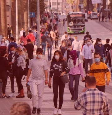 Enfeksiyon Hastalıkları Uzmanı Dr. Gülay Kılıç, Covid-19 salgını sürecinde yeni dönemde açık alanda maske kullanma zorunluluğunun olmamasının insanları yanıltmaması gerektiğini belirterek, hijyen kurallarının ihmal edilmemesi uyarısında bulundu