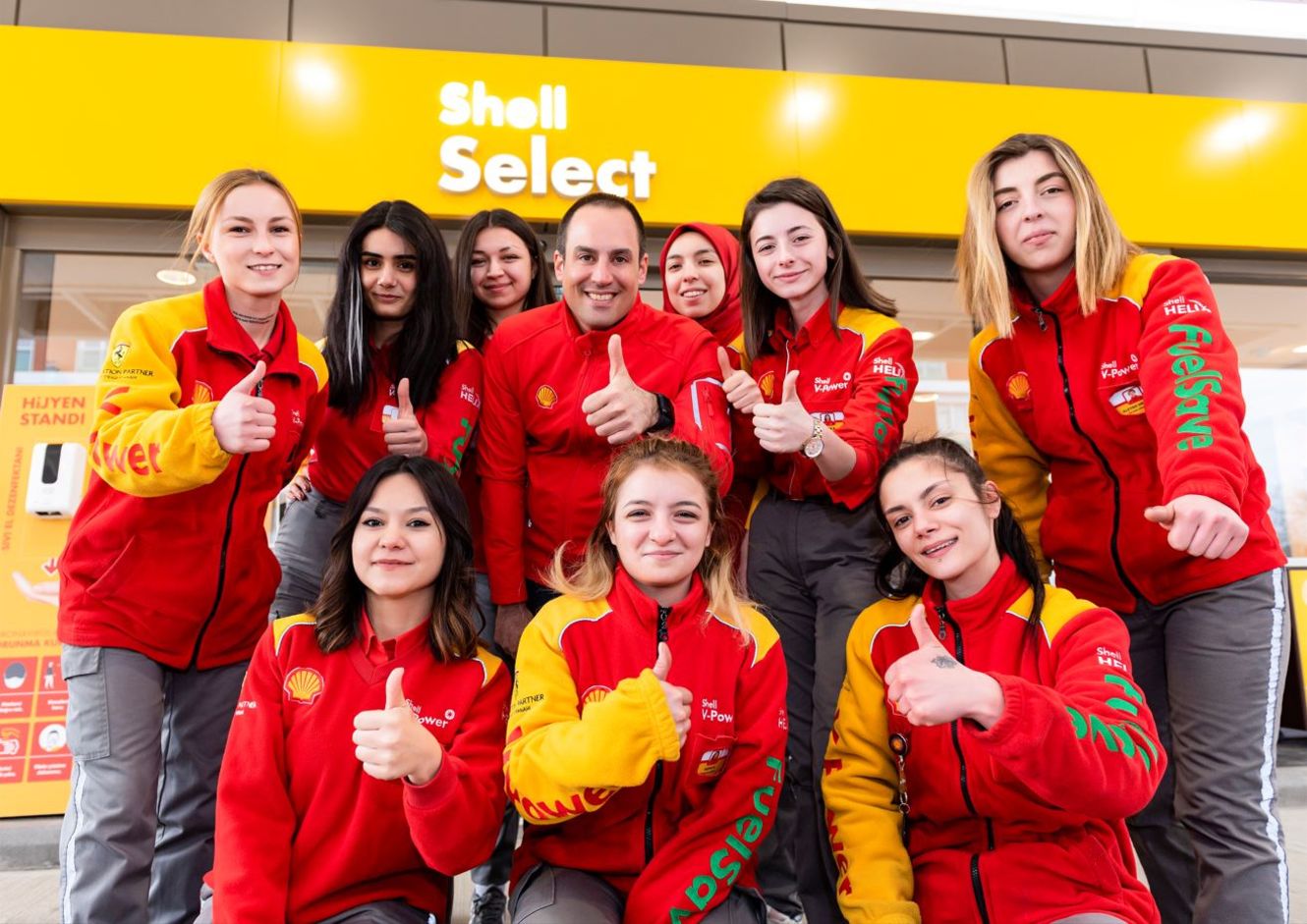Shell & Turcas CEO’su Emre Turanlı kadın çalışanlarla...
