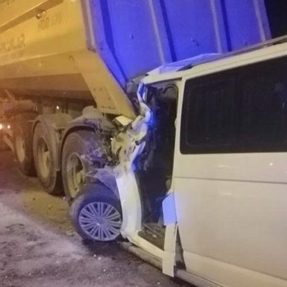 İzmir'de kamyona çarpan otomobilin sürücüsü öldü