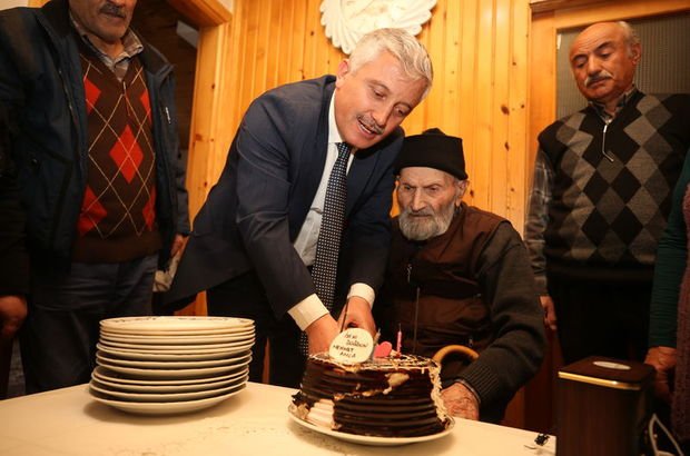 Asırlık dede 113'üncü yaşını pasta keserek kutladı