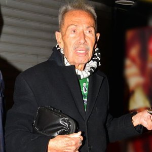 Taksi bulamayınca, gazeteciler evine bıraktı