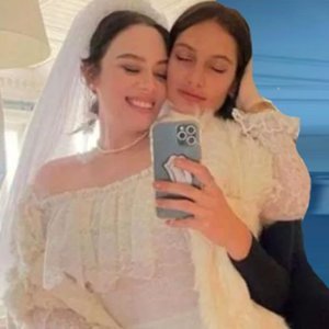 Annesinin gelinliğini giydi