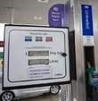 İngiltere’de akaryakıt fiyatlarına yapılan zamlarla birlikte ülkenin Eastbourne kentinde benzin fiyatı 1.64 sterline, dizel akaryakıtın litresi ise 1.74’e yükselerek rekor tazeledi