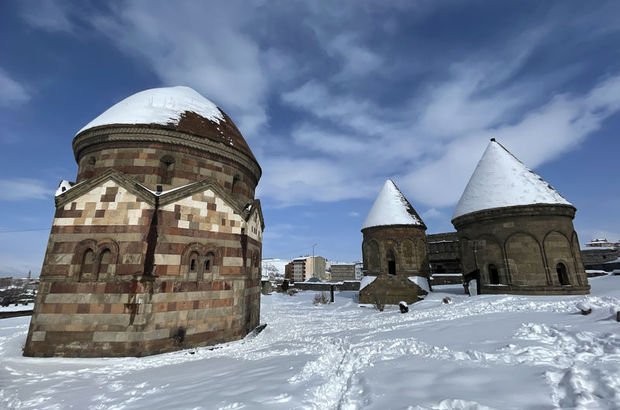 Erzurum'un tarihi mekanları beyaza büründü