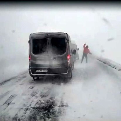 Ardahan'ı Karadeniz'e bağlayan yolda kar esareti!