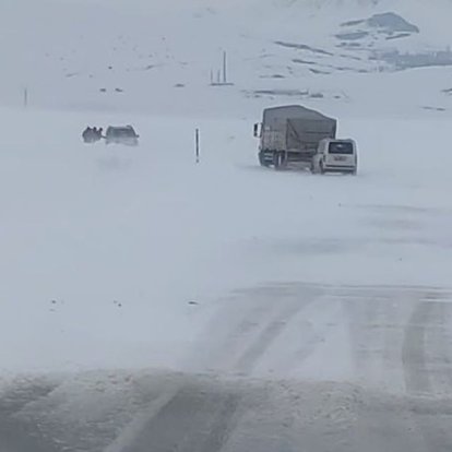 Ağrı-Erzurum karayolunda ulaşıma kar engeli
