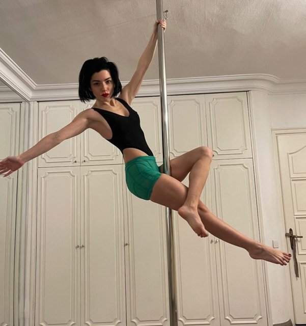 Merve Boluğur ayna karşısındaki pozu ile olay oldu! +18 notu ekledi ve... - Magazin Haberleri