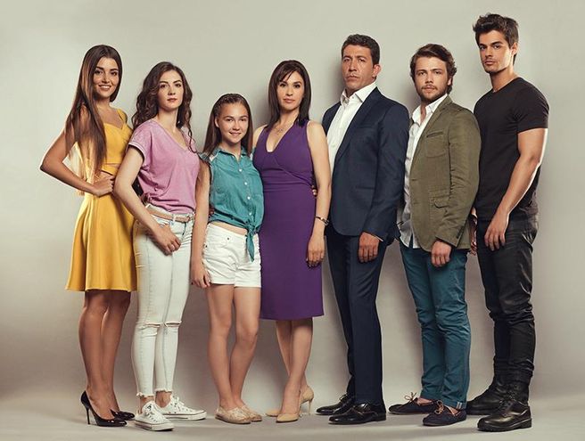  Evrim Alasya ile Emre Kınay, 2016'da Tolga Sarıtaş, Burcu Özberk, Hande Erçel ve Berk Atan'ın da boy gösterdiği 'Güneşin Kızları' dizisinde birlikte rol almıştı.