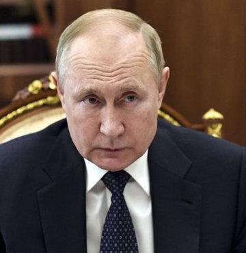 Rus gazına rubleyle ödeme yapılmasına yönelik kararnameyi imzalayan Rusya Devlet Başkanı Putin 