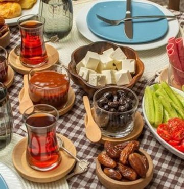 Trakya Üniversitesi Sağlık Bilimleri Fakültesi Beslenme ve Diyetetik Ana Bilim Dalı Başkanı Prof. Dr. Ercan, ramazanda iftar ile sahur arasında üçüncü bir öğün yapılarak dengeli ve düzenli beslenmenin devam ettirilmesi gerektiğini söyledi