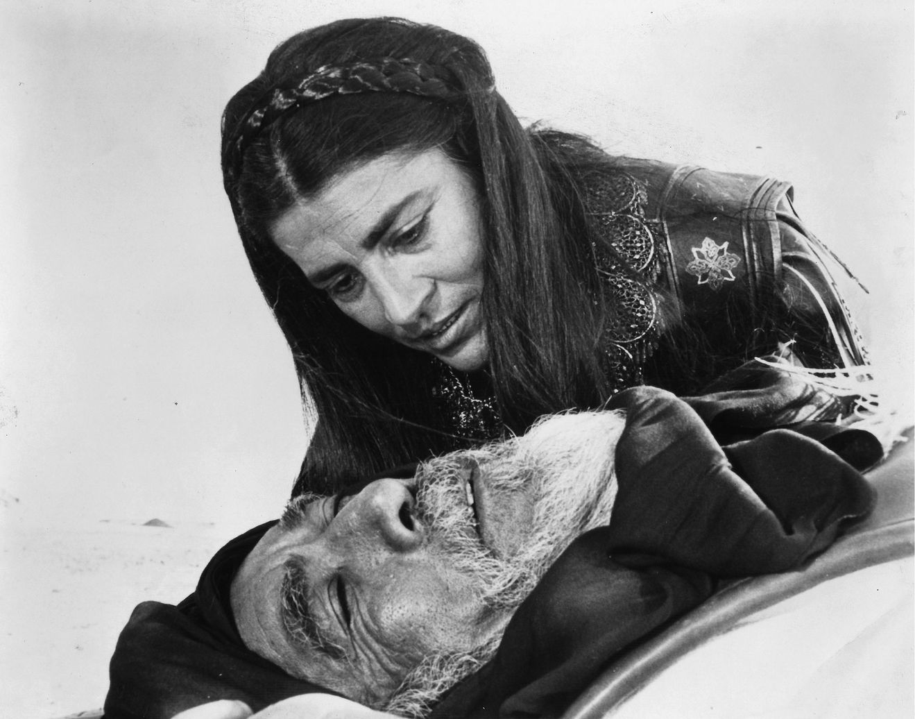 'Hind'i canlandıran Yunan Irini Papas, Elia Kazan tarafından keşfedildi. 