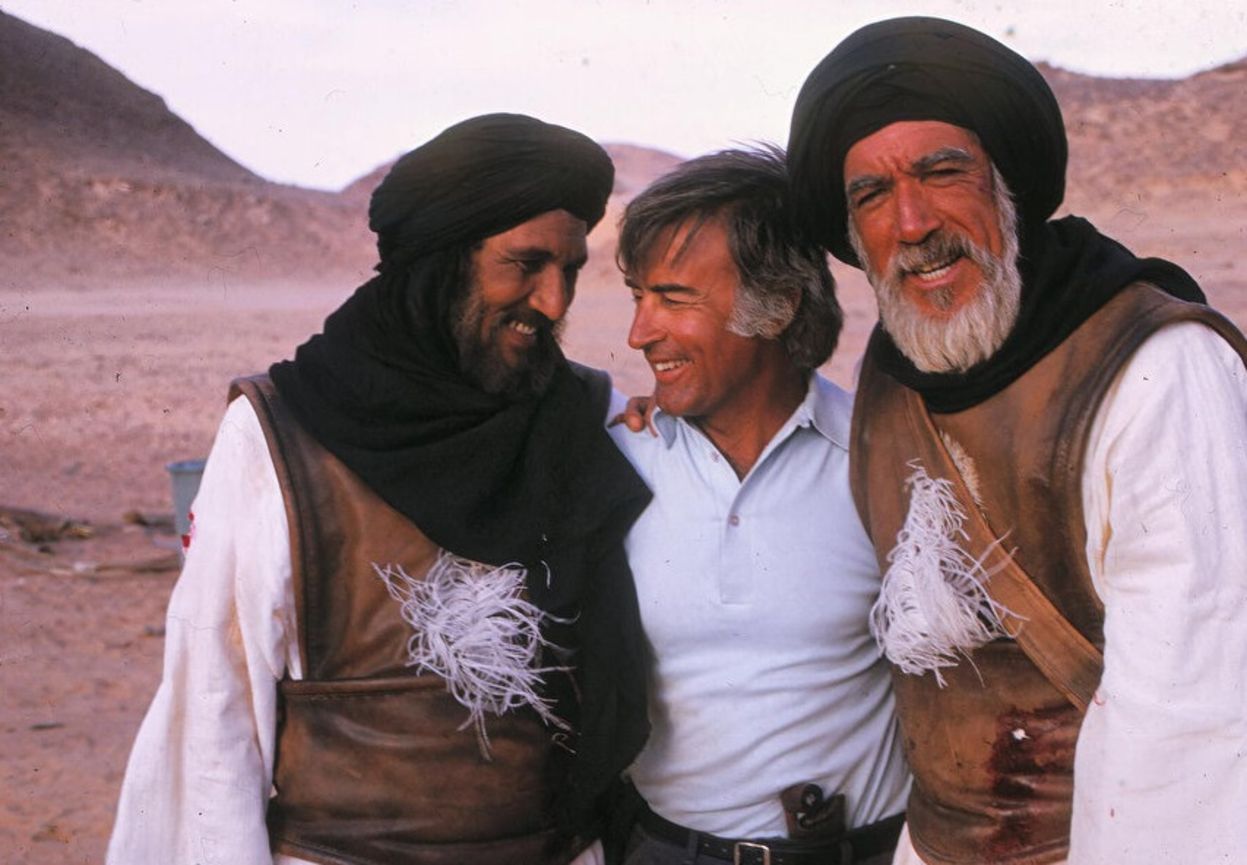 Moustapha Al-Akkad, filmin Arap&ccedil;a ve İngilizce versiyonlarında 'Hamza bin Abd&uuml;lmuttalib'i canlandıran Abdullah El-Gays ve Anthony Quinn.