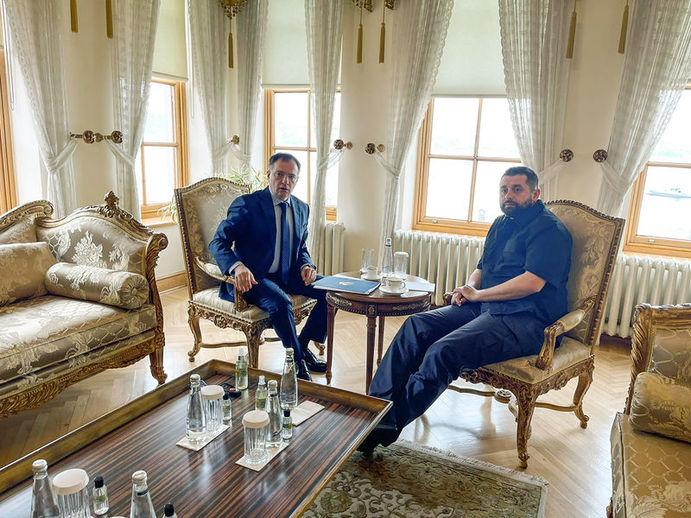Rus heyetinin başkanlığını yürüten Vladimir Medinsky ile Ukrayna heyetinin başkanlığını yürüten David Arakhamia