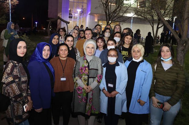 Emine Erdoğan, kız öğrencilerle iftar yaptı
