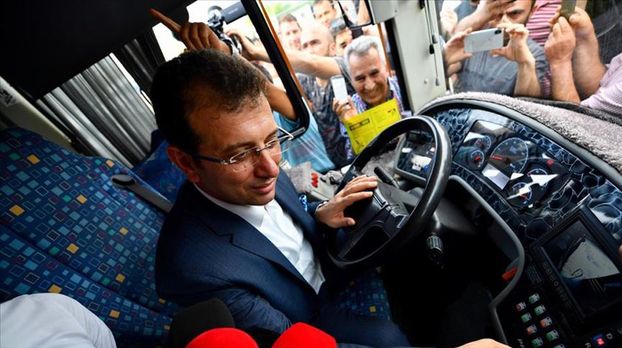 İstanbul Büyükşehir Belediye Başkanı Ekrem İmamoğlu, adaylık sürecinde bir 500T otobüsünde bu pozu verirken “Bizim temel duruşumuzda amacımız şu: İstanbul halkı ucuz, sağlıklı, güvenli ve nitelikli bir hizmet alsın ulaşımda. İkinci aşamasında ise bu işi yapan esnafımız da mutlu ve huzurlu olsun” demişti. 