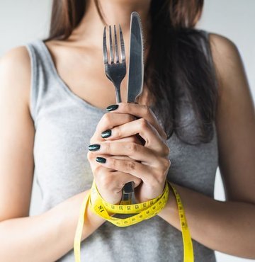 Ege Üniversitesi Çocuk ve Ergen Psikiyatrisi Anabilim Dalı Öğretim Üyesi Prof. Dr. Burcu Özbaran, son dönemde yeme bozukluğu hastalığı anoreksiyayla sıklıkla karşılaştıklarını söyleyerek, "Anoreksiyanın en büyük tehlikesi ölüm. Giderek kilo kaybıyla, az beslenmeyle vücutta etkilenmeler oluyor" dedi