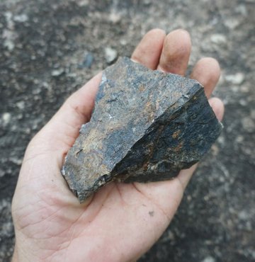 Gün geçtikçe toplumda doğal taşlar daha da popüler hale gelmeye başlamıştır. Hematit taşı da bu taşlar arasında yer almaktadır. Bir diğer ismi kan taşı da olan hematit taşı hem insanın bedenine hem de sağlığına çok sayıda faydalar sağlamasıyla ünlenmiştir. Ayrıca çeşitli aksesuarların üzerinde de hematit taşını görmek mümkündür. Sıklıkla tercih edilen hematit taşının faydaları ne işe yaradığı ve özellikleriyle ilgili tüm bilgileri sizin için derledik.