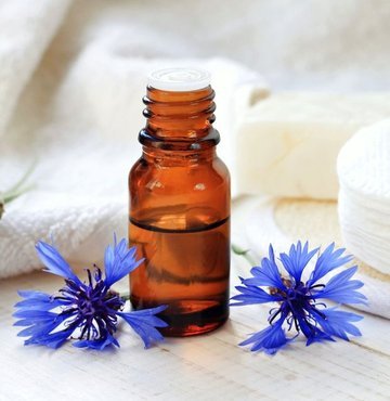 İlk sırada cilt bakımı olmak üzere pek çok şeye iyi gelen kantaron yağı alternatif tıp ve doğal ürünlerle ilgilenen kişiler tarafından çok fazla tercih edilmektedir. Çok fazla faydası olan kantaron yağı çeşitli alanlarda uzun zamandır kullanılmaktadır. 