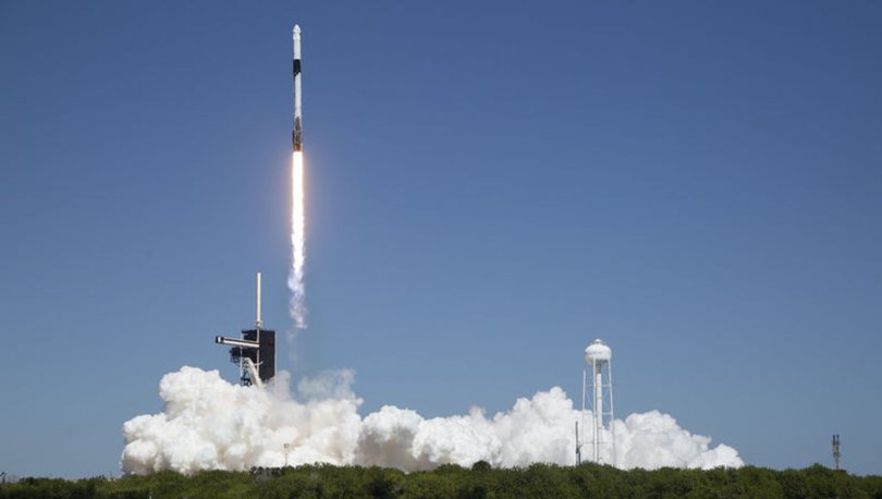 SpaceX, 3 kişiyi uzaya gönderdi!