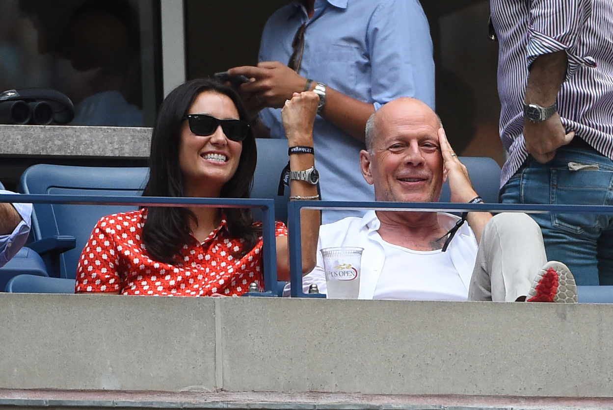 Bruce Willis, 2009'da evlendiği model Emma Heming Willis ile 2016'da Amerikan Açık Tenis Turnuvası'nda görülüyor. 