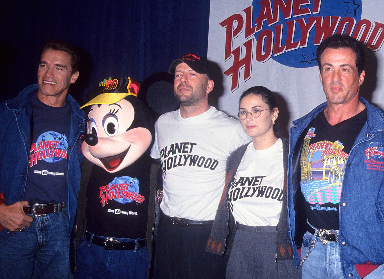 Bruce Willis, kazancını yatırımcıları arasında Sylvester Stallone, Demi Moore ve Arnold Schwarzenegger’ın da olduğu Hollywood Planet adlı küresel şubeye sahip restoranda değerlendirdi.
