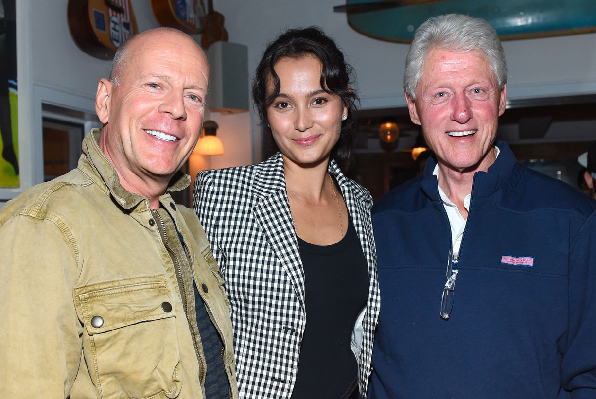 Bruce Willis, her ne kadar aktif siyasi hayatında Bill Clinton'ı desteklemese de  eski ABD Başkanı Bill Clinton ile zaman zaman karşılaştığında samimi sohbetler ediyordu. Bruce Willis, eşi Emma Heming Willis ve Bill Clinton 2015'te 'Rock the Kasbah'ın gösterimine katıldı. 