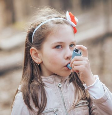 Akdeniz Üniversitesi Tıp Fakültesi Çocuk İmmünoloji ve Alerji, Göğüs Hastalıkları Bilim Dalı öğretim üyesi Prof. Dr. Ayşen Bingöl, bu yıl grip, adenovirüs, rinovirüs gibi viral enfeksiyonların yeniden görülmeye başlanmasıyla beraber çocukların geçtiğimiz yıllara nazaran daha ağır astım ataklarıyla kliniklere başvurduğunu söyledi