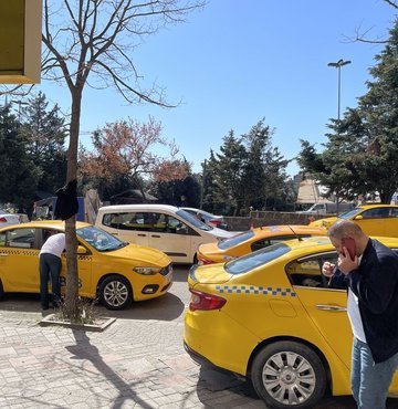 Toplu ulaşıma gelen yüzde 40‘lık zammının ardından taksicilerin taksimetreleri güncellemek için oluşturduğu kuyruk devam ediyor.