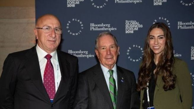 Bloomberg CEO'su Michael Bloomberg, 2018 yılında ABD'nin New York kentinde düzenlenen Bloomberg Küresel İş Forumu’nda Ciner Grubu Başkanı Turgay Ciner ve Ciner Medya Grubu Koordinatörü Didem Ciner ile bir araya gelmişti.