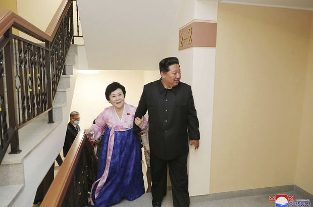 Kim Jong Un'dan "pembe kadına" şaşırtan hediye