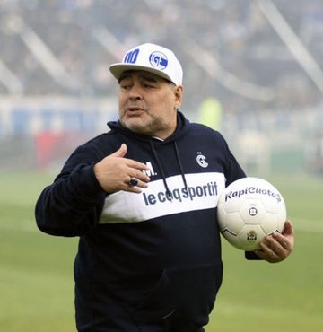 Beyin ameliyatı sonrası evde tedavi gördüğü sırada 60 yaşında hayatını kaybeden futbol efsanesi Diego Maradona