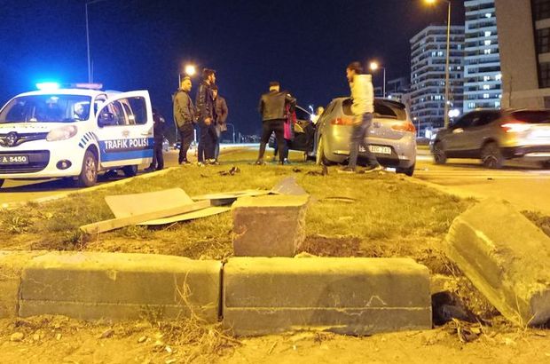 Sivas'ta trafik kazası: Otomobil refüje çıktı