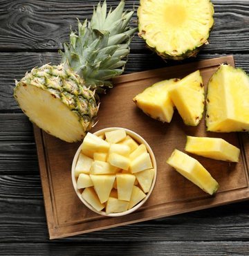 Tropikal meyvelerden biri olan ve her yaştan kişi tarafından sevilerek tüketilen ananas meyvesi aynı zamanda şifa deposu. C vitamini açısından oldukça zengin olan ananas sağlık için de sayısız faydayı içeriğinde barındırıyor. Ekşi tadı, kokusu ve faydaları ile merak edilen ananas meyvesi hakkında sıkça sorulan soruların cevapları sizler için derledik. 