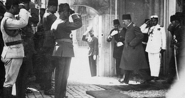 Sultan Vahdettin, Dolmabahçe Sarayı'ndan ayrılırken