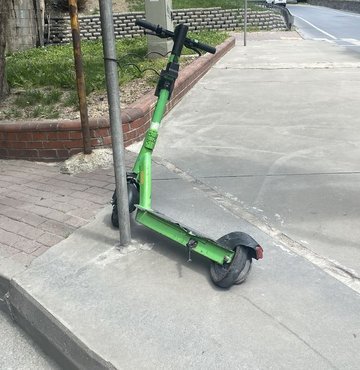 İstanbul, Ankara ve İzmir dahil pek çok şehirde kısa mesafeli yolculuklar için tercih edilen elektrikli scooter, özellikle yeni kullananlarda kazaya davetiye çıkarıyor. Havaların da ısınmaya başlamasıyla birlikte scooter ve bisiklet kazalarında artış meydana geldiğini ifade eden Ortopedi ve Travmatoloji Uzmanı Doç. Dr. Levent Küçük, “Genellikle el ve ayak bileği, omuz ve dirsek kırıklarına sıklıkla rastlıyoruz. Bu tür kırıkların tedavisini de çoğu zaman cerrahi olarak yapmak durumunda kalıyoruz. Scooter kazaları bilimsel tıp dergilerine konu olarak, literatüre bile girdi” dedi